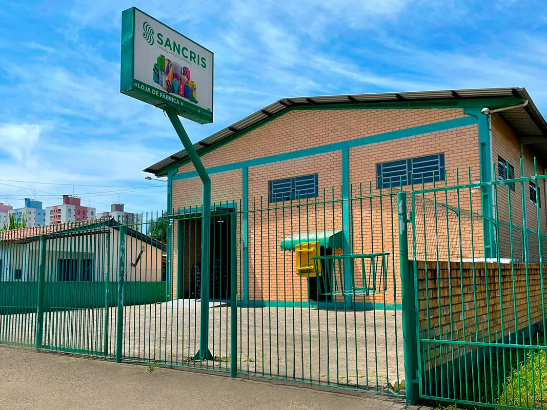 Tienda fábrica SANCRIS en Criciúma, Santa Catarina. Tienda de hilos y cierres con altos estándares de calidad, entrega rápida y servicio puntual.